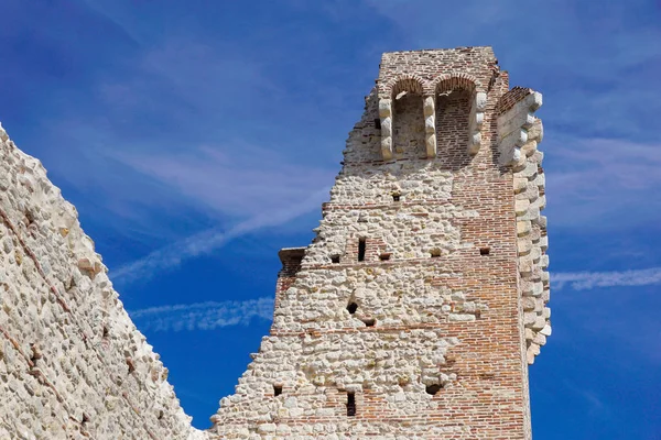 Eski ortaçağ kalesi kalıntıları ediyor. müstahkem duvar ve kule ayrıntı tuğla — Stok fotoğraf