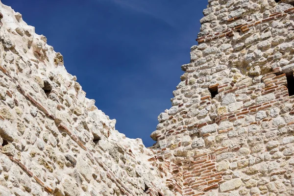 Rovine del vecchio castello medievale. muratura fortificata e dettaglio torre in mattoni — Foto Stock