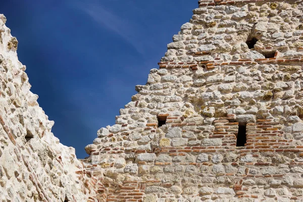 Ruïnes van het oude middeleeuwse kasteel. versterkte muur en toren detail baksteen — Stockfoto