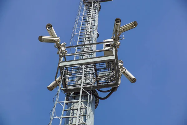 Security camera on pole high tower of CCTV system in daytime — Stock Photo, Image