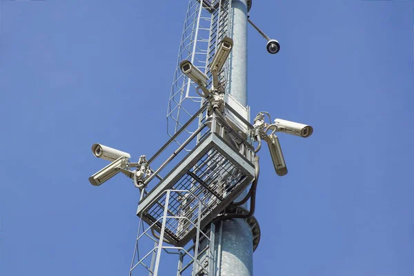 Câmera de segurança no pólo alta torre do sistema de CCTV durante o dia — Fotografia de Stock