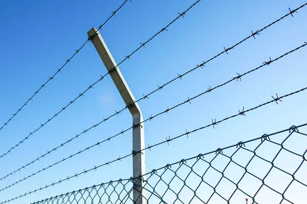 안전 및 보안 망 경계 울타리 위에 그것의 날카로운 강철 가시와 면도칼 철사 코일 — 스톡 사진