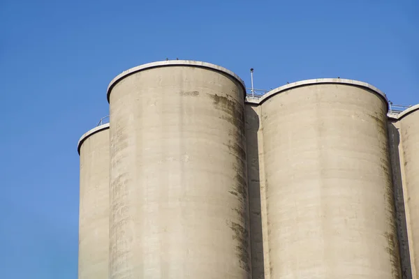 Vue extérieure d'une cimenterie, Silos pour le stockage — Photo