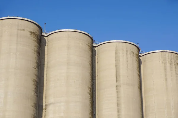 Vista exterior de una fábrica de cemento, Silos para almacenamiento — Foto de Stock