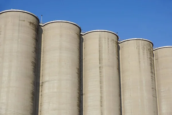 Vista exterior de una fábrica de cemento, Silos para almacenamiento — Foto de Stock