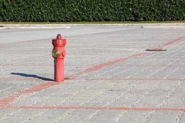 Caddedeki eski kırmızı yangın musluğu. Acil yangın çıkışı için yangın musluğu.