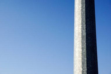 Metal direk Street fener ve mavi gökyüzü