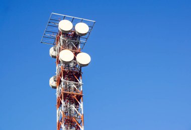 Telekomünikasyon kule mavi gökyüzü ile. Cep telefonu sinyal kule, antenler