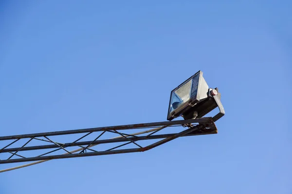 Luz halógena com estrutura metálica no fundo do céu azul — Fotografia de Stock