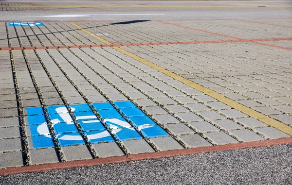 Özürlü park yeri - ulaşım altyapı yol işaretleri ve işareti.