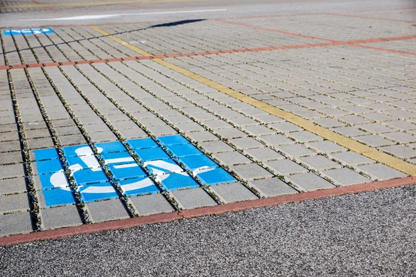 Özürlü park yeri - ulaşım altyapı yol işaretleri ve işareti.