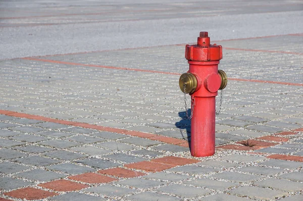 Vieja boca de incendios roja en la calle. Hidrante de incendios para acceso de emergencia — Foto de Stock