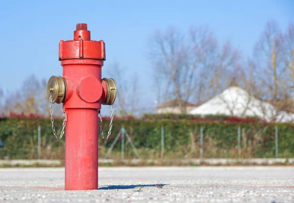 Caddedeki eski kırmızı yangın musluğu. Acil yangın çıkışı için yangın musluğu. — Stok fotoğraf