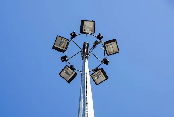 Grundlichtmast auf unscharfem Hintergrund — Stockfoto