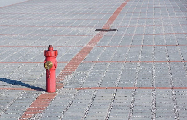 Gammal röd brandpost på gatan. Brandskyddsmedel för nödbrandstillträde — Stockfoto