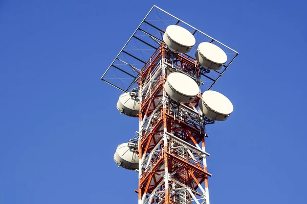 Tour de télécommunication avec le ciel bleu. Tour de signal de téléphone portable, antennes — Photo