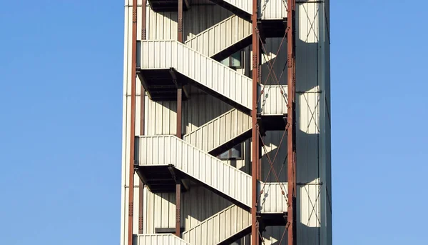 Torre de telecomunicações com o céu azul. Torre de sinal do telefone celular, antenas — Fotografia de Stock