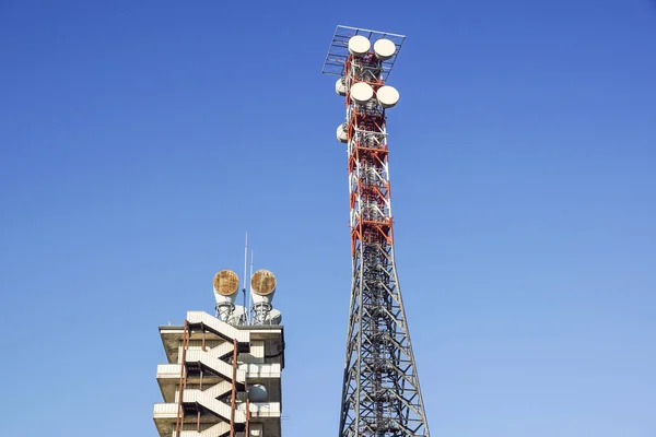 Telecommunicatie toren met de blauwe lucht. Cell Phone Mittelstadt, antennes — Stockfoto