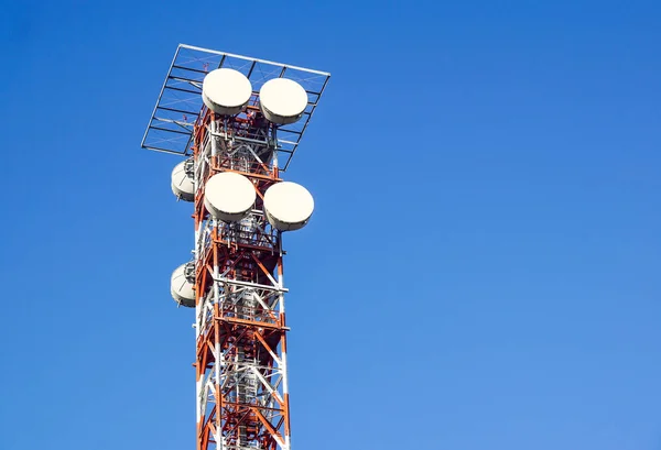 Tour de télécommunication avec le ciel bleu. Tour de signal de téléphone portable, antennes — Photo