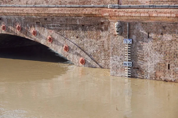 Tam nehir ile Köprü. Nehir dolu. Sel olduğunu Nehri Köprüsü.