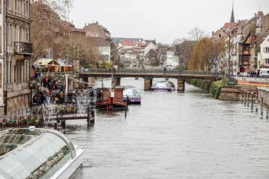 Strasbourg, Fransa - 11 Aralık 2011: insanlar Strazburg kent hasta Nehri kanalının sahildeki. Grand Island yapıldı tarihi kent merkezine 1988 yılında Unesco tarafından dünya mirası sit alanı gizli