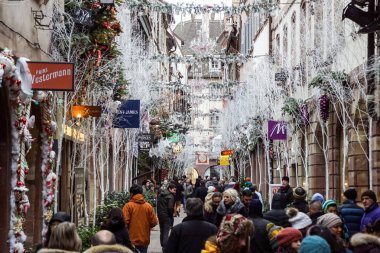 Strasbourg, Fransa - 24 Aralık 2017: Meşgul Noel Pazar Christkindlmarkt kentin şehir hayran insanlarla Fransa Strasbourg, Alsace bölgesinin