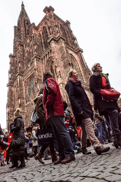 Strasbourg, Fransa - 27 Ekim 2017: Turist Our Lady Katedrali veya Cathedrale Notre-Dame de Strasbourg Strasbourg, Cathedrale de Strasbourg Strasbourg Minster önünde sıraya .