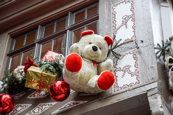 Strasbourg, Fransa - 24 Aralık 2017: Meşgul Noel ayrıntı Pazar Christkindlmarkt şehir Strasbourg, Alsace bölgesi, Fransa Şehir hayran insanlarla