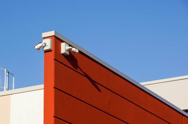 Binanın duvarında güvenlik kamerası var.