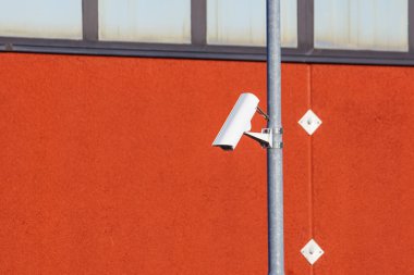 Güvenlik kamerası ya da ofis binasındaki gözetleme sistemi.