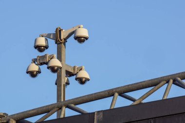 büyük şehirde yolda trafik güvenlik kamera gözetim Cctv.