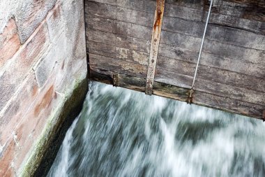 küçük tahta ayrıntılı bir dağ nehir baraj .