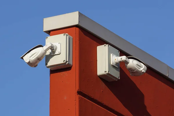 大楼墙壁上的摄像机安全系统 — 图库照片