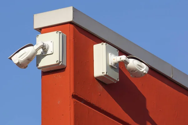 System bezpieczeństwa kamery wideo na ścianie budynku — Zdjęcie stockowe