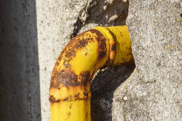 Gas natural externo con algunas tuberías de acero amarillas en la pared gris — Foto de Stock