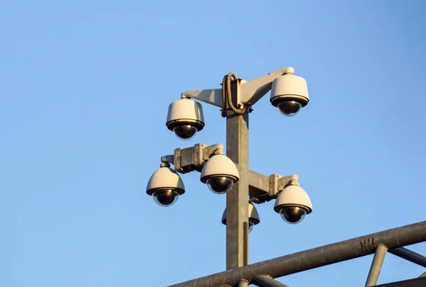 大都市では、道路上のトラフィックの防犯カメラ監視 Cctv. — ストック写真