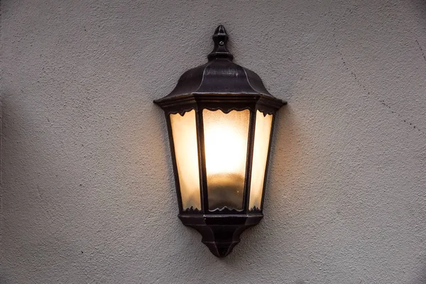 Lampe hängt an der Wand — Stockfoto