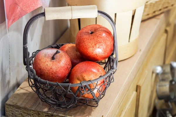 Pazar store üzerinde metal bir sepet elma