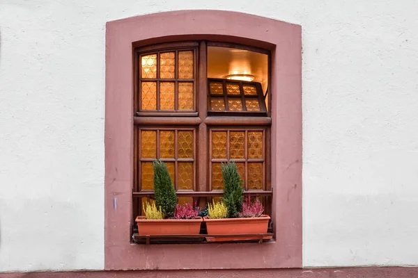 Παράθυρα εμπρός πόρτα στο σπίτι — Φωτογραφία Αρχείου