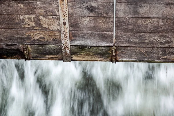 küçük tahta ayrıntılı bir dağ nehir baraj .
