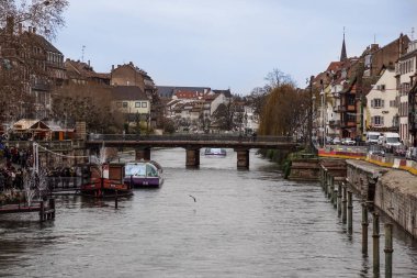 Strasbourg, Fransa - 11 Aralık 2011: insanlar Strazburg kent hasta Nehri kanalının sahildeki. Grand Island yapıldı tarihi kent merkezine 1988 yılında Unesco tarafından dünya mirası sit alanı gizli