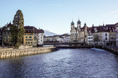 Lucerne, İsviçre - 2 Aralık 2017: Lucerne tarihi merkezi Göleti ve Reuss Nehri'nde köprü manzaralı. Eski İsviçre evleri