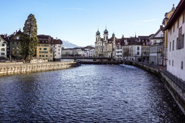 Lucerne, İsviçre - 2 Aralık 2017: Lucerne tarihi merkezi Göleti ve Reuss Nehri'nde köprü manzaralı. Eski İsviçre evleri