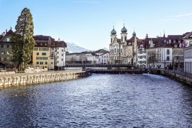 Lucerne, İsviçre - 2 Aralık 2017: Lucerne tarihi merkezi Göleti ve Reuss Nehri'nde köprü manzaralı. Eski İsviçre evleri