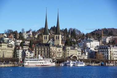 Lucerne, İsviçre -23 Aralık 2017: binalar şehrin dört Kanton Gölü boyunca. Lucerne Orta İsviçre bir şehirdir, Luzern, İsviçre Kantonu başkentidir.