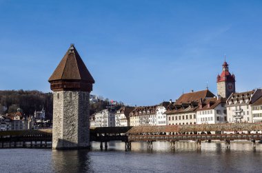 Lucerne, İsviçre - 2 Aralık 2017: Şapel Köprüsü ve su kulesi, Lucerne. Reuss Nehri ile ahşap kaplı köprü açıklıklı Mt. arka planda yükselen Pilauts ile.