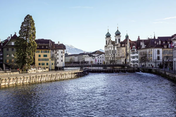 Lucerne, İsviçre - 2 Aralık 2017: Lucerne tarihi merkezi Göleti ve Reuss Nehri'nde köprü manzaralı. Eski İsviçre evleri