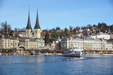 Lucerne, İsviçre -23 Aralık 2017: binalar şehrin dört Kanton Gölü boyunca. Lucerne Orta İsviçre bir şehirdir, Luzern, İsviçre Kantonu başkentidir.