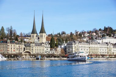Lucerne, İsviçre -23 Aralık 2017: binalar şehrin dört Kanton Gölü boyunca. Lucerne Orta İsviçre bir şehirdir, Luzern, İsviçre Kantonu başkentidir.