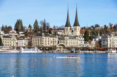 Lucerne, İsviçre -23 Aralık 2017: binalar şehrin dört Kanton Gölü boyunca. Lucerne Orta İsviçre bir şehirdir, Luzern, İsviçre Kantonu başkentidir.